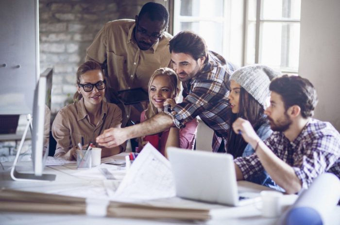 grupo concentrado no trabalho em equipe