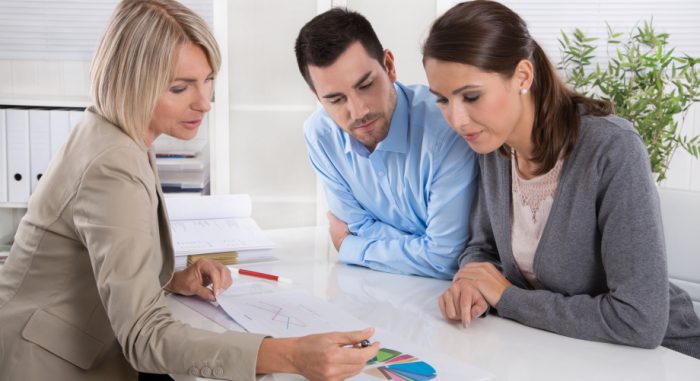 pessoas analisando proposta de plano de saude