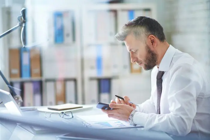 homem preocupado com contas da empresa