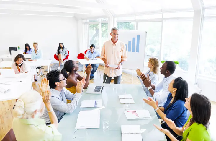 liderança com inteligencia espiritual e seus liderados felizes