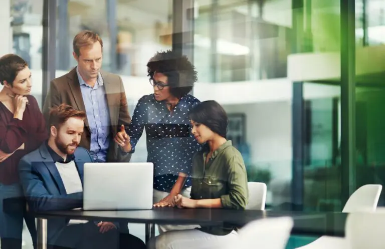 pessoas reunidas no trabalho