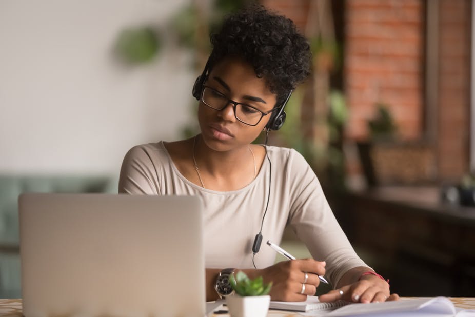 Mais do que permitir a aplicação de treinamentos internos, a tecnologia pode melhorar a gestão das trilhas de desenvolvimento, multiplicar o conhecimento e reduzir custos com capacitação