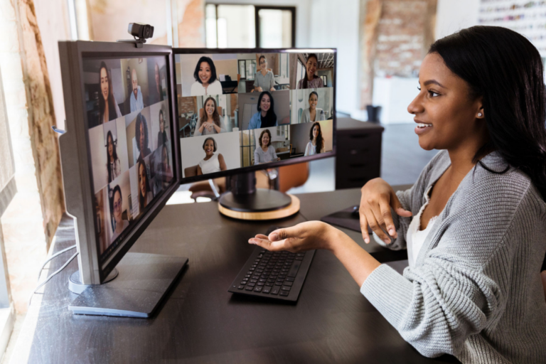 Mulher em reunião por vídeo conferência