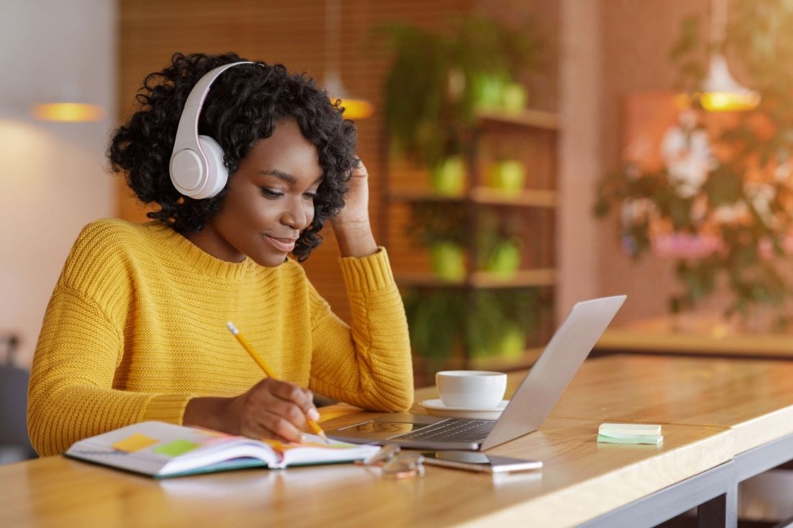 Jovem estudando online