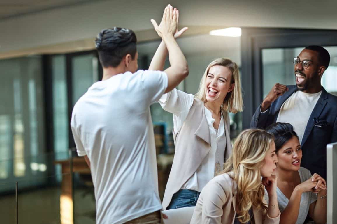 Sucesso Pessoas de negócios dando uns aos outros high-five e