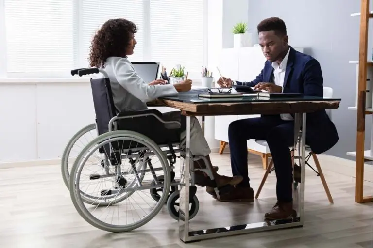 Reunião em empresa com pessoas que representam a diversidade