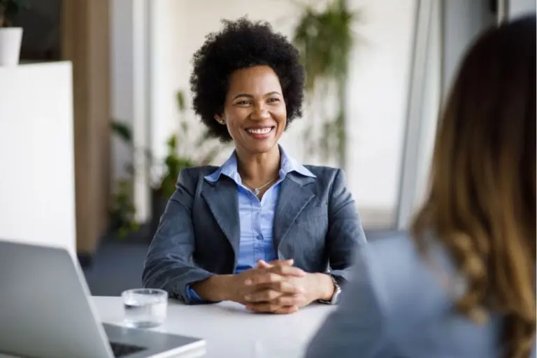 Mulher em uma entrevista de emprego