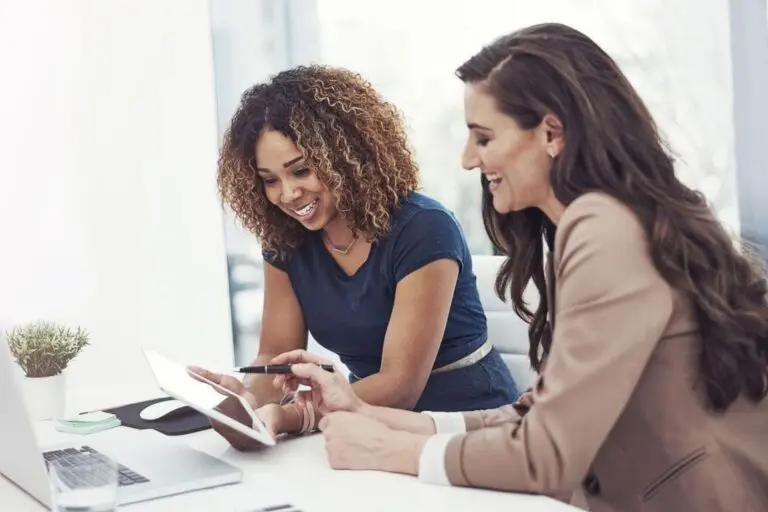 duas mulheres interagindo no trabalho