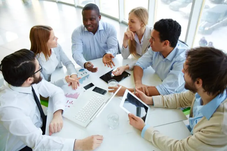 6 pessoas em reunião debatendo