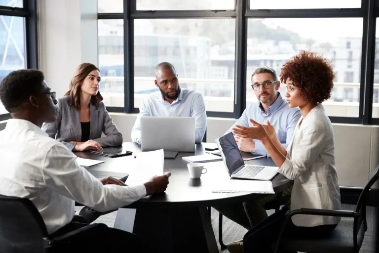 cinco pessoas em reunião