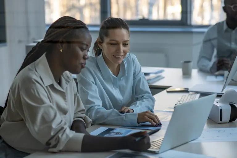 Duas mulheres em frente ao notebook trabalhando