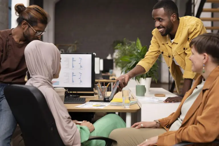 Quatro colegas de trabalho diversos sentados na mesa