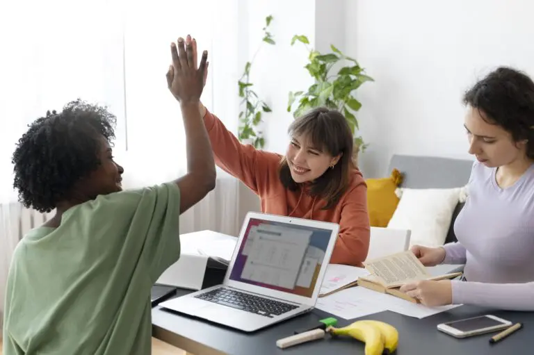 Colegas de trabalho reunidos e comemorando um projeto