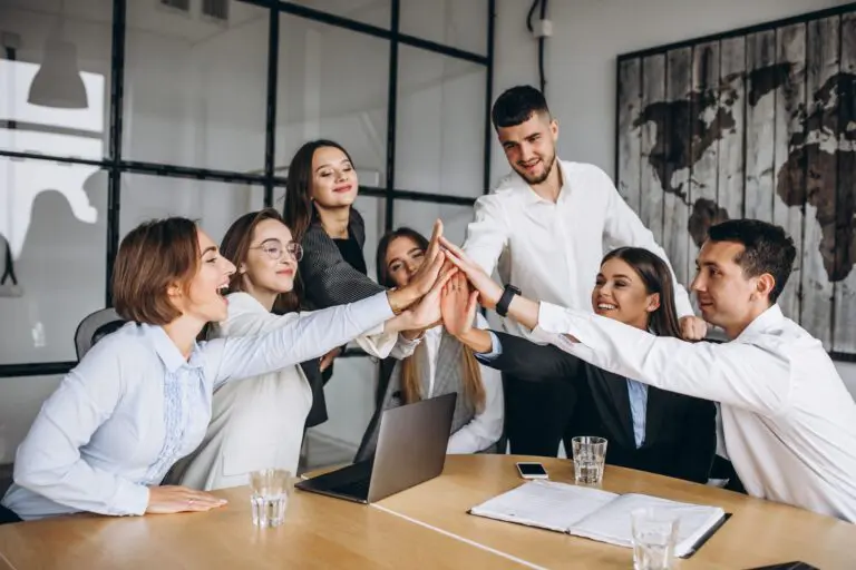 Grupo de pessoas trabalhando e comemorando