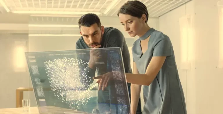 Dois profissionais analisando dados em uma tela digital com inteligência artificial aplicada ao RH