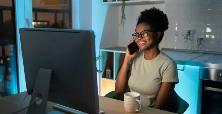 Mulher trabalhando de forma remota com flexibilidade de horário no home office